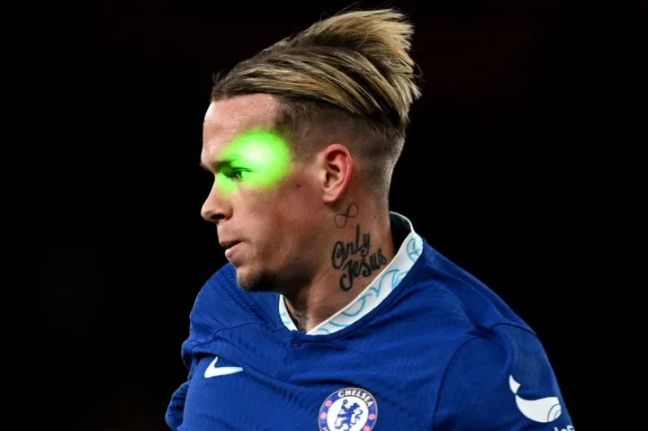 The beam of a Green Laser is seen hitting the eyes and face of Mykhaylo Mudryk of Chelsea as they run with the ball during the Premier League match between Arsenal FC and Chelsea FC at Emirates Stadium on May 02, 2023 in London, England. (Photo by Darren Walsh/Chelsea FC via Getty Images)