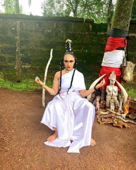 “Na that juju she use collect Tonto Dikeh’s husband” – Reactions as Rosy Meurer pose as ‘spiritualist’