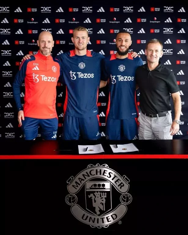 Matthijs de Ligt and Noussair Mazraoui of Manchester United pose with Erik ten Hag and Dan Ashworth