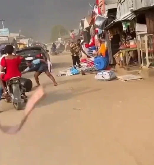 'Even the breeze is against the valentine' - Single people overjoyed after heavy wind ru!ns Valentine's gift items at a local market (WATCH)