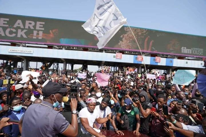 SANWO-OLU TO MEET PRESIDENT BUHARI TOMORROW, AS VIOLENCE CREEPS INTO ENDSARS  PROTEST IN LAGOS - DConnectNews