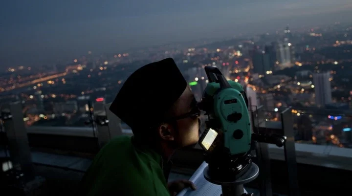 One Malaysian Islamic authority official look into di night sky