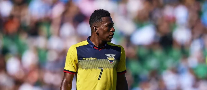 Manchester United hold talks over signing Brighton star Pervis Estupinan Manchester United hold talks over signing Brighton star Pervis Estupinan