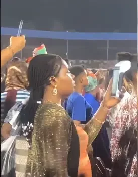 'No let anybody pressure you' - Reactions as lady uses POS machine to record video during church concert