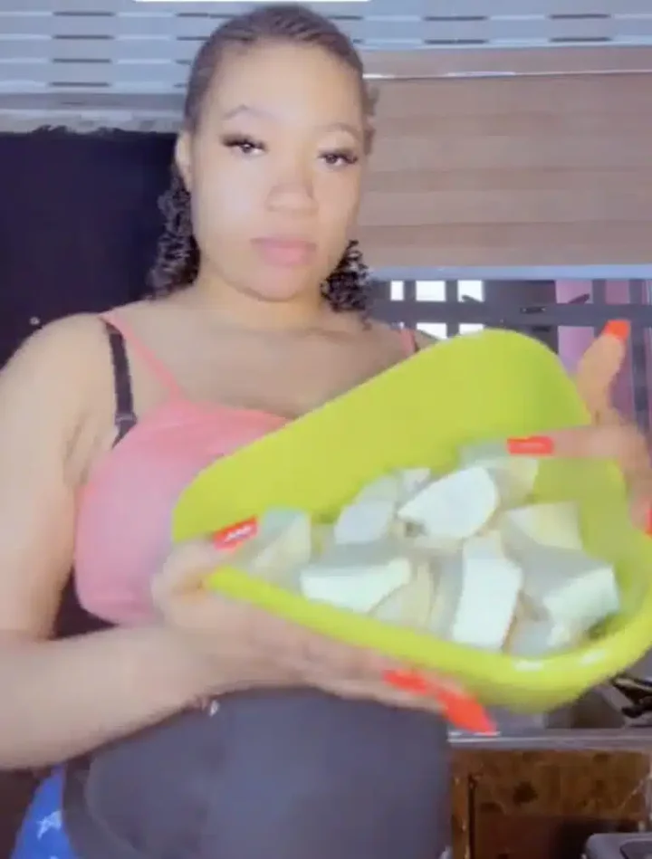 Lady makes 'yummy' porridge for boyfriend with 13 seasoning cubes