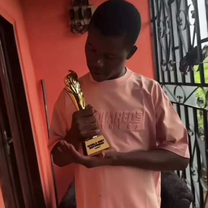 Man goes viral as girlfriend gifts him a gold-plated 'world's best boyfriend' trophy on boyfriend's day