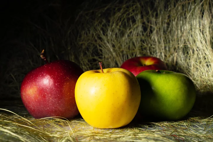3 differences between red and green apples