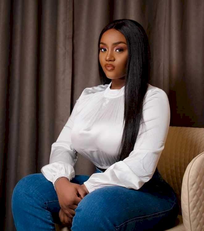 Nigerians react to what Davido whispered to Eniola Badmus about his babymama, Chioma (Video)