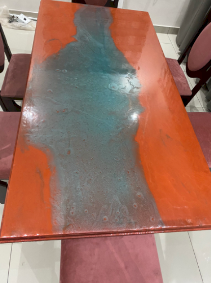 Disappointed customer shares photo of table he ordered vs what he got