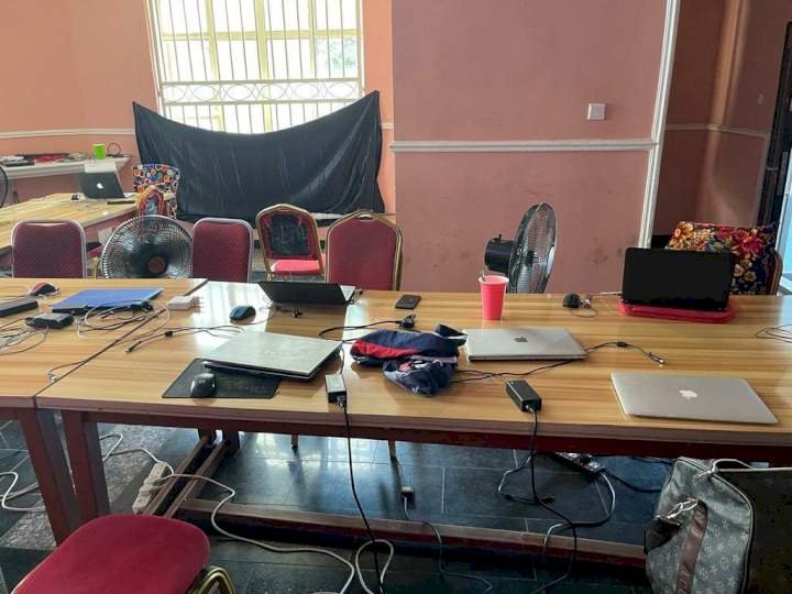 EFCC nabs Yahoo-Yahoo Academy owner, 16 'trainees' in Abuja (photos)