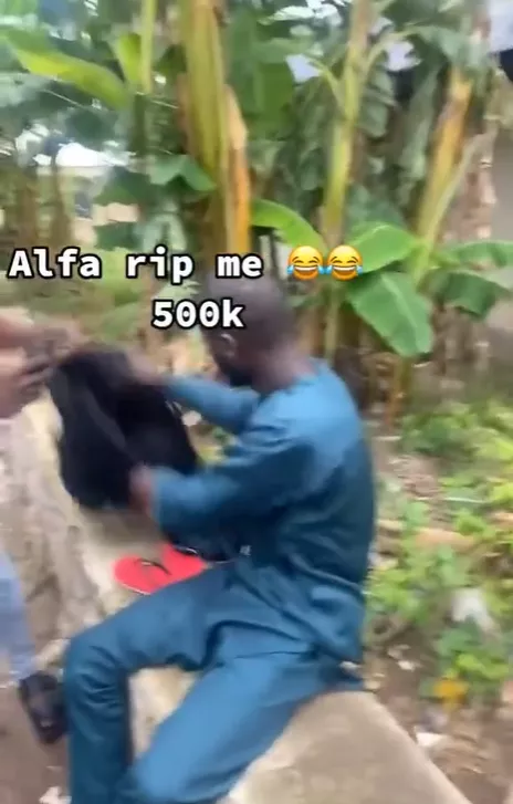 Suspected yahoo boys attack Islamic cleric for producing a N500k non-potent soap for their colleague in their daily struggle to fleece people of their hard-earned money (video)