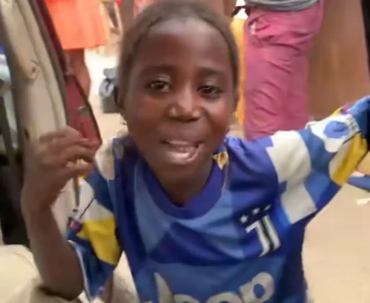 'My chocolate, my tom tom' - Little girl uses sweet words as she begs for money from car passenger, video wows many