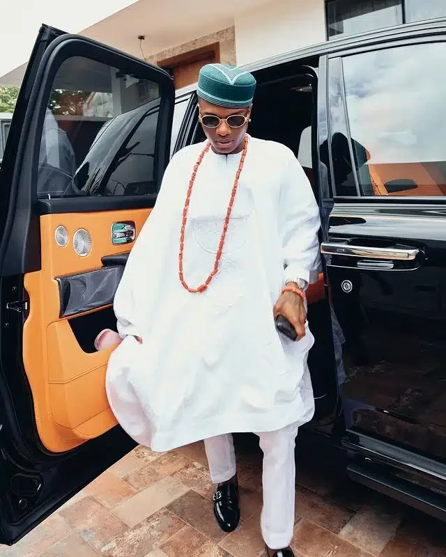 'I see wetin una dey use millions of naira see' - Lady overjoyed after closeup video with Wizkid in Ijebu Ode