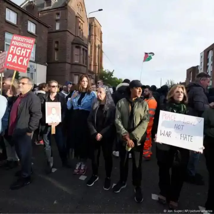 Refugees welcome ? Anti-racism protesters gather to show support for immigrants amid anti-immigrant protests in the UK