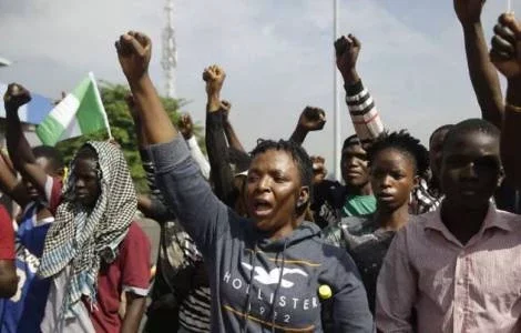 BREAKING: Protesters outnumber security operatives, block Abuja-Kaduna highway