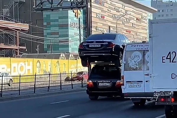 Toyota Land Cruiser Seen Carrying Mercedes-Maybach S-Class In Russia (Video) - autojosh 