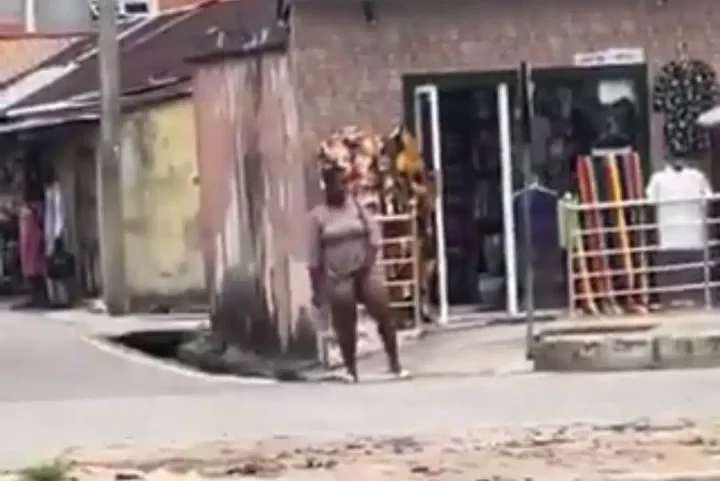 Lady acts strangely on road in port harcourt after alleged yahoo boy drops her