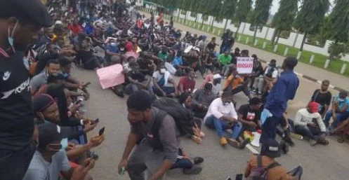 ENDSARS PROTESTERS SHUT DOWN ALAUSA SECRETARIAT, PREVENTS WORKERS FROM  ENTERING - EONS Intelligence