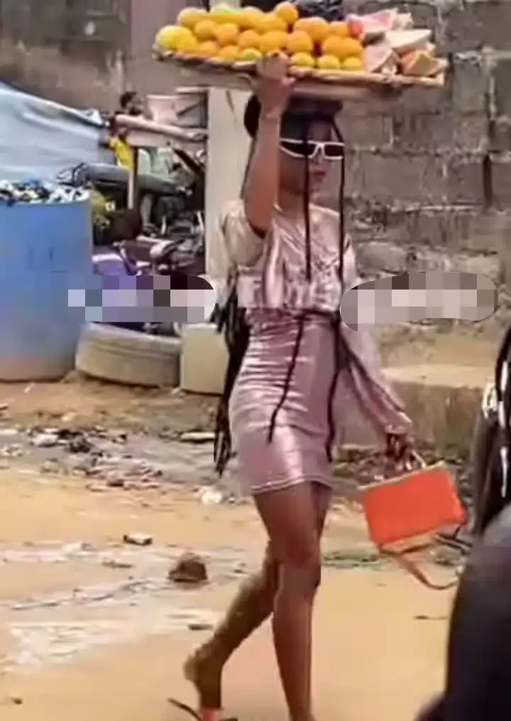 'When you hustle, make it fancy' - Lady spotted hawking fruits on the street in fashionable outfit
