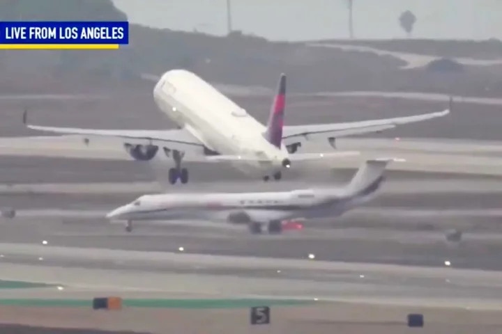 Gonzaga men's basketball team plane avoids collision with jet on runway (Video)