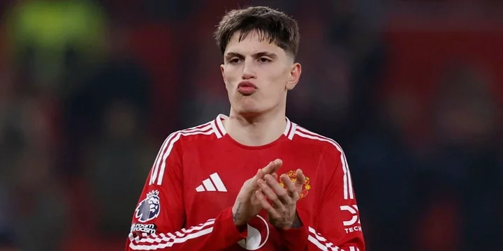 Manchester United's Alejandro Garnacho applauds fans-1