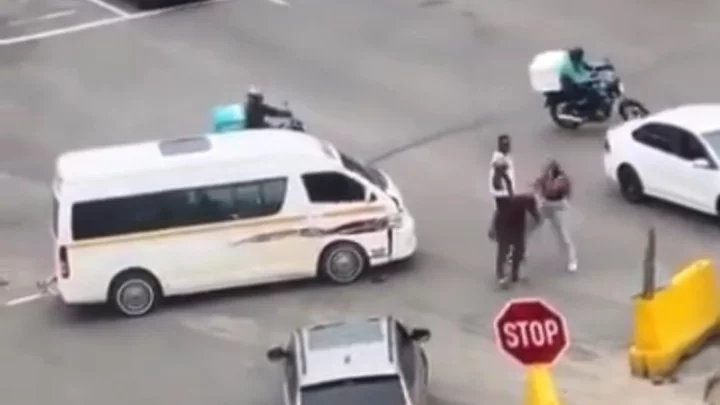 Woman beats minibus taxi driver after he crashed into her car (video)