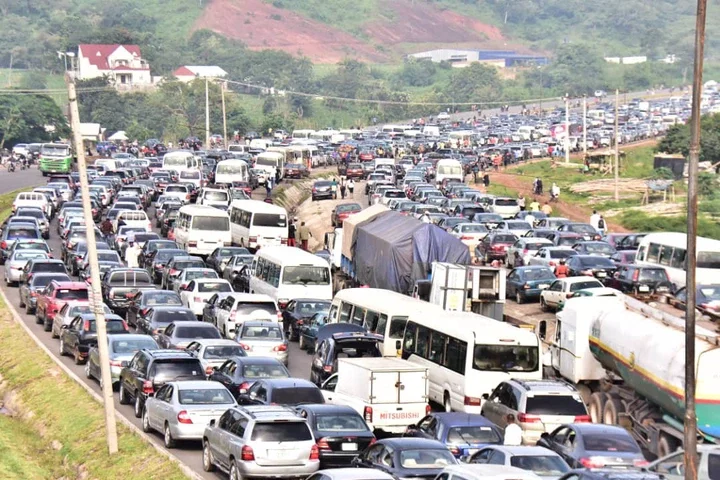 Motorists stuck in traffic, passengers stranded as military blocks Keffi-Abuja road