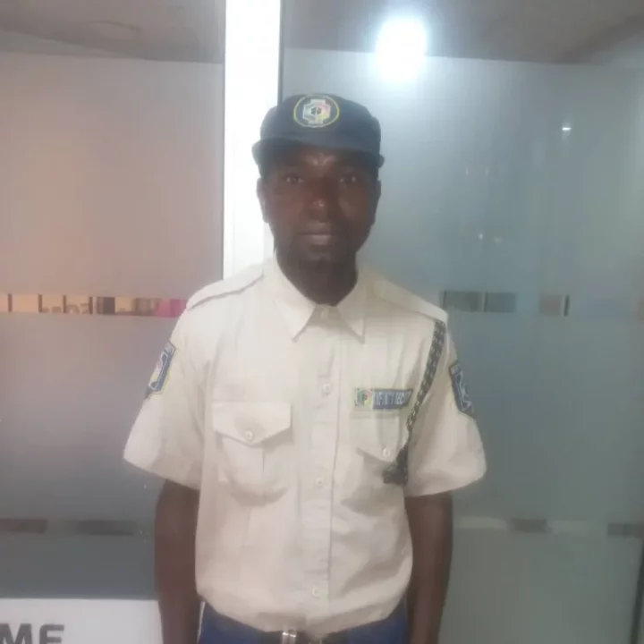 Netizens hail security guard for his integrity after he returns 62k he picked on the floor outside a microfinance company