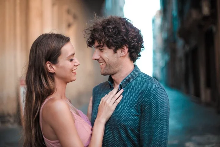 10 Surefire Signs A Woman Is in Love with You