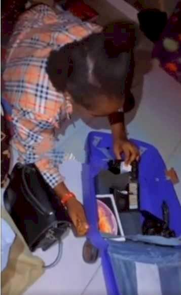 Lady Jumps For Joy As She Recieves iPhone Xs Max, Bone Straight Hairs As Christmas Gift From Boyfriend (Video) Lady Jumps For Joy As She Recieves iPhone Xs Max, Bone Straight Hairs As Christmas Gift From Boyfriend (Video)