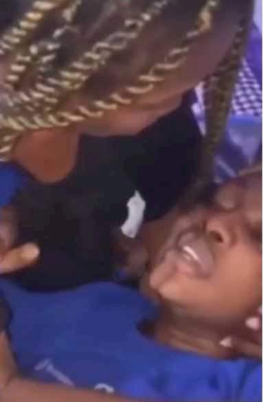 Lady In Tears, Threatens To Hurt Self As Boyfriend Dumps Her On Christmas Day (Video)