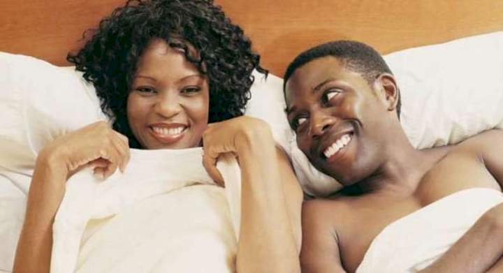 4 reasons why couples should sleep naked
