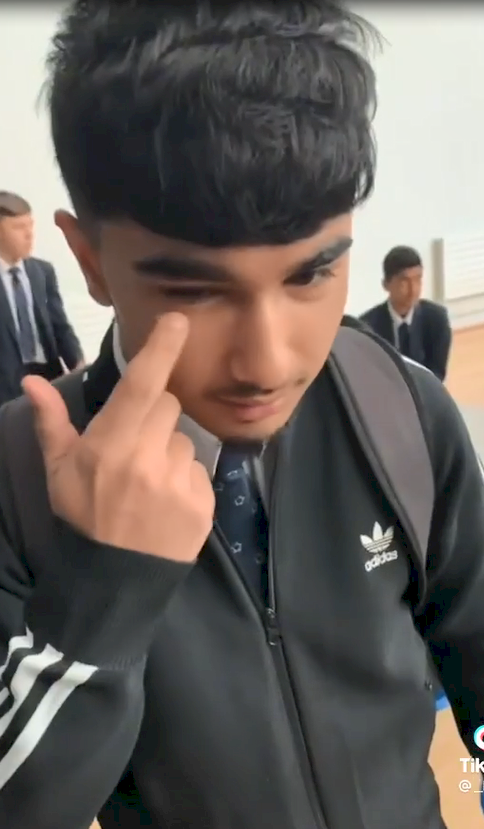 UK-based Nigerian student pranks his classmates with Aboniki; shares their reactions after rubbing it in their eyes (video)