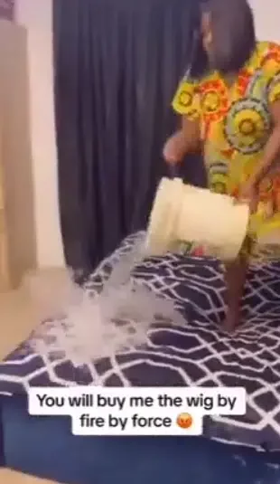 'We will not sleep today' - Angry wife soaks their matrimonial bed with water after husband refuses to buy her wig; Video causes buzz