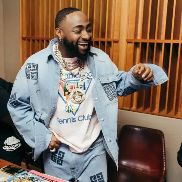 'E too like clout, na why I like Wizkid' - Davido bashed for flaunting expensive jewelries