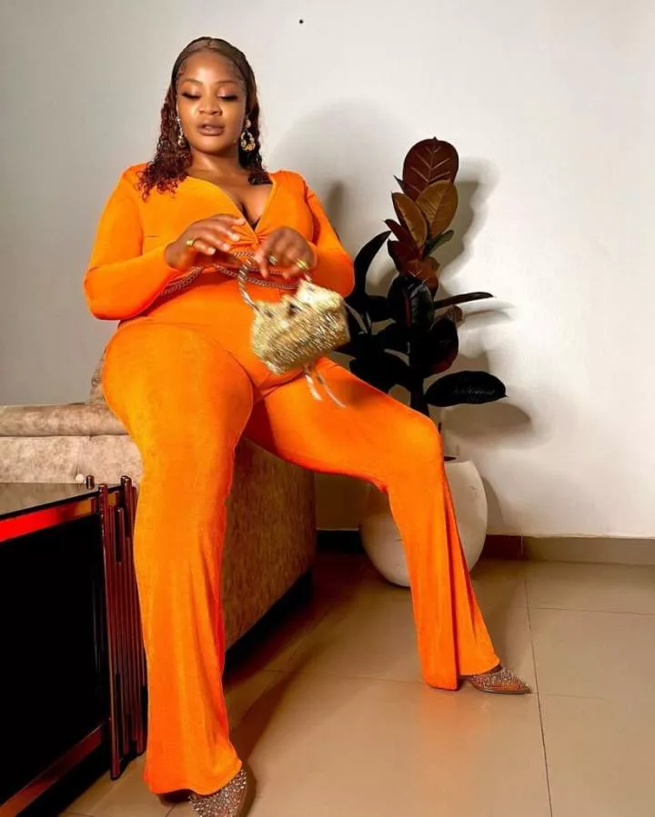 'I'm a spec' - Actress, Uche Ogbodo brags as she flaunts her baby bump in new photos
