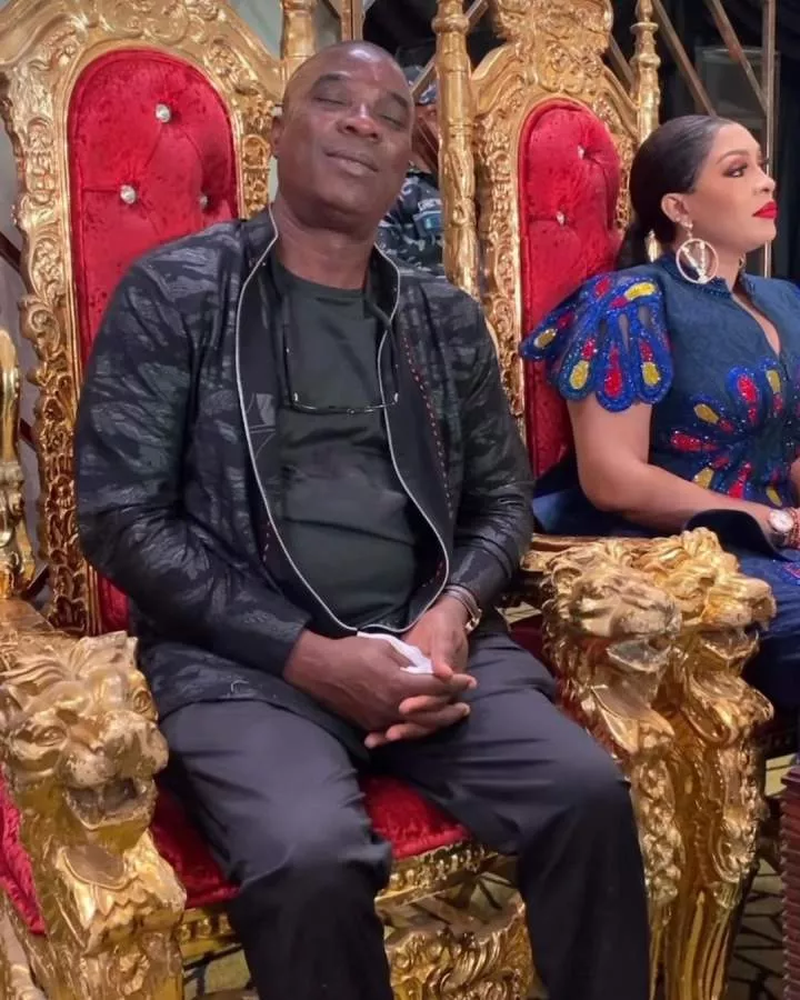'No real man will turn down his partner like this in public' - Netizens reacts as Kwam 1 rejects kiss from wife publicly (Video)