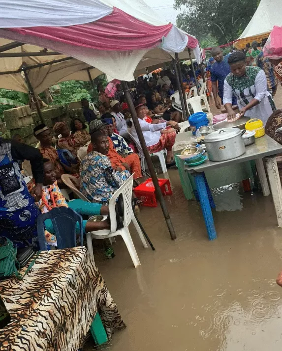 Newlywed Couple and their guests defy heavy rain to celebrate their wedding (Photos)