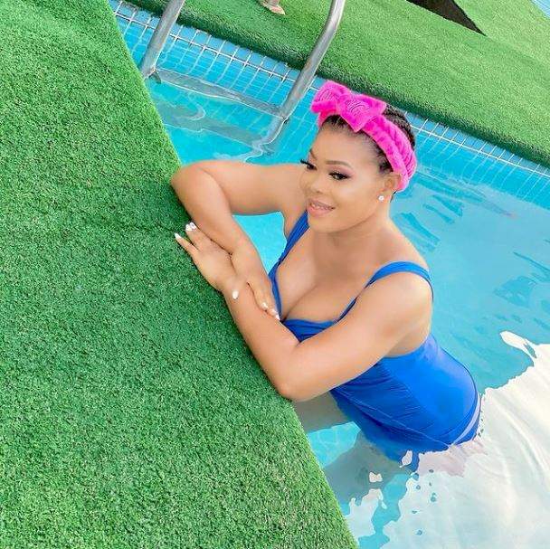 Ruby Ojiakor hits the streets barefooted as she celebrates 1M IG followers (Video)