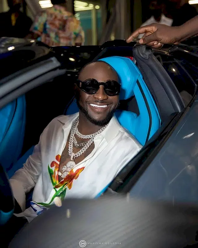 Diehard female fan goes beserk, nearly faints over what Davido did to her at an event (Video)