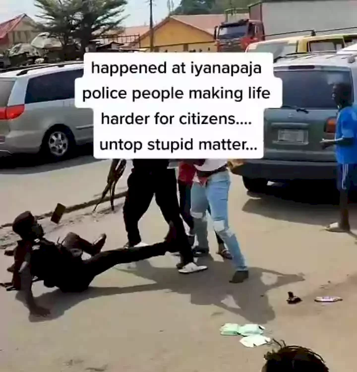 Man wrestles police officers who insisted on extorting him despite having his complete car papers (Video)