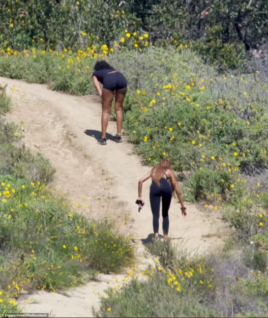 Twitter users reacts to photos of Sasha and Malia Obama hiking in Los Angeles (photos)