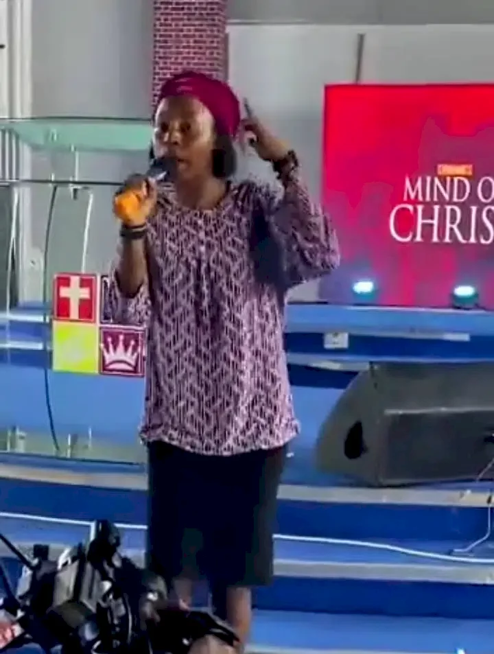 'Who is the pastor?' - Reactions as choir performs Fireboy's Bandana during church service (Video)