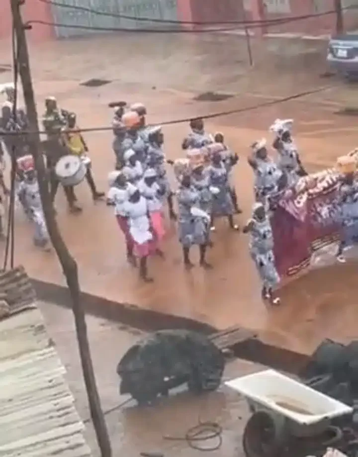 Pastor and wife chill in a car as church members walk in the rain during crusade (Video)