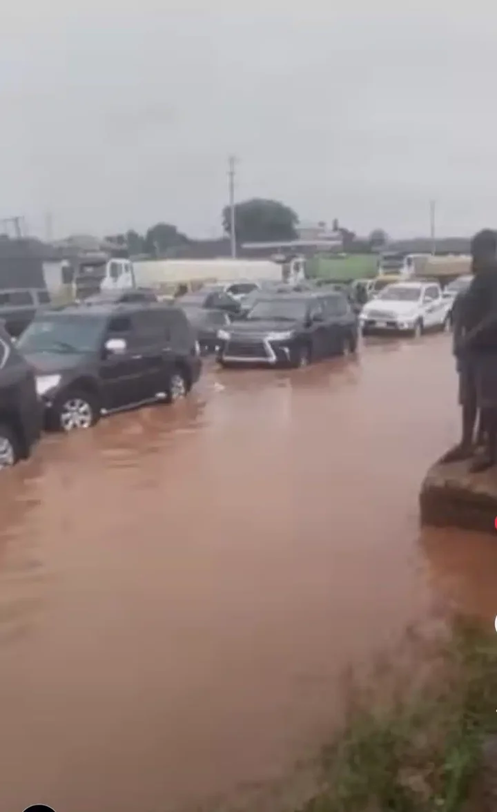 Governor's convoy stuck in flood in his own state (Video)