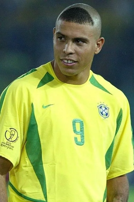 Another photo of Ronaldo rocking the R9 haircut