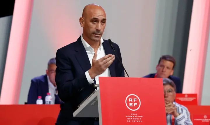 Spanish FA president Luis Rubiales suspended by FIFA and ordered not to contact Jenni Hermoso