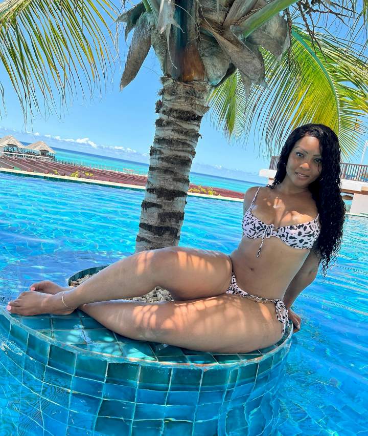 Actress, Osas Ighodaro flaunts her curves in bikini 