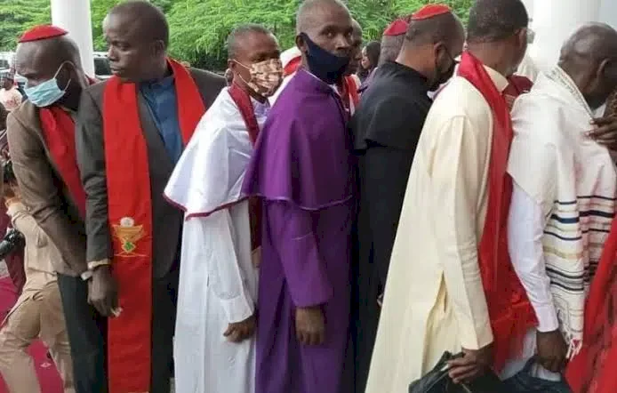 Nigerians engage in 'Bishop Challenge' following APC's Unknown Bishops saga (Photos)