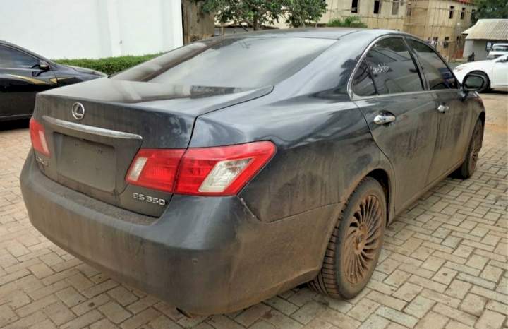 Lexus SUV, Toyota Camry recovered as EFCC arrests 41 suspected fraudsters in Awka (photos)